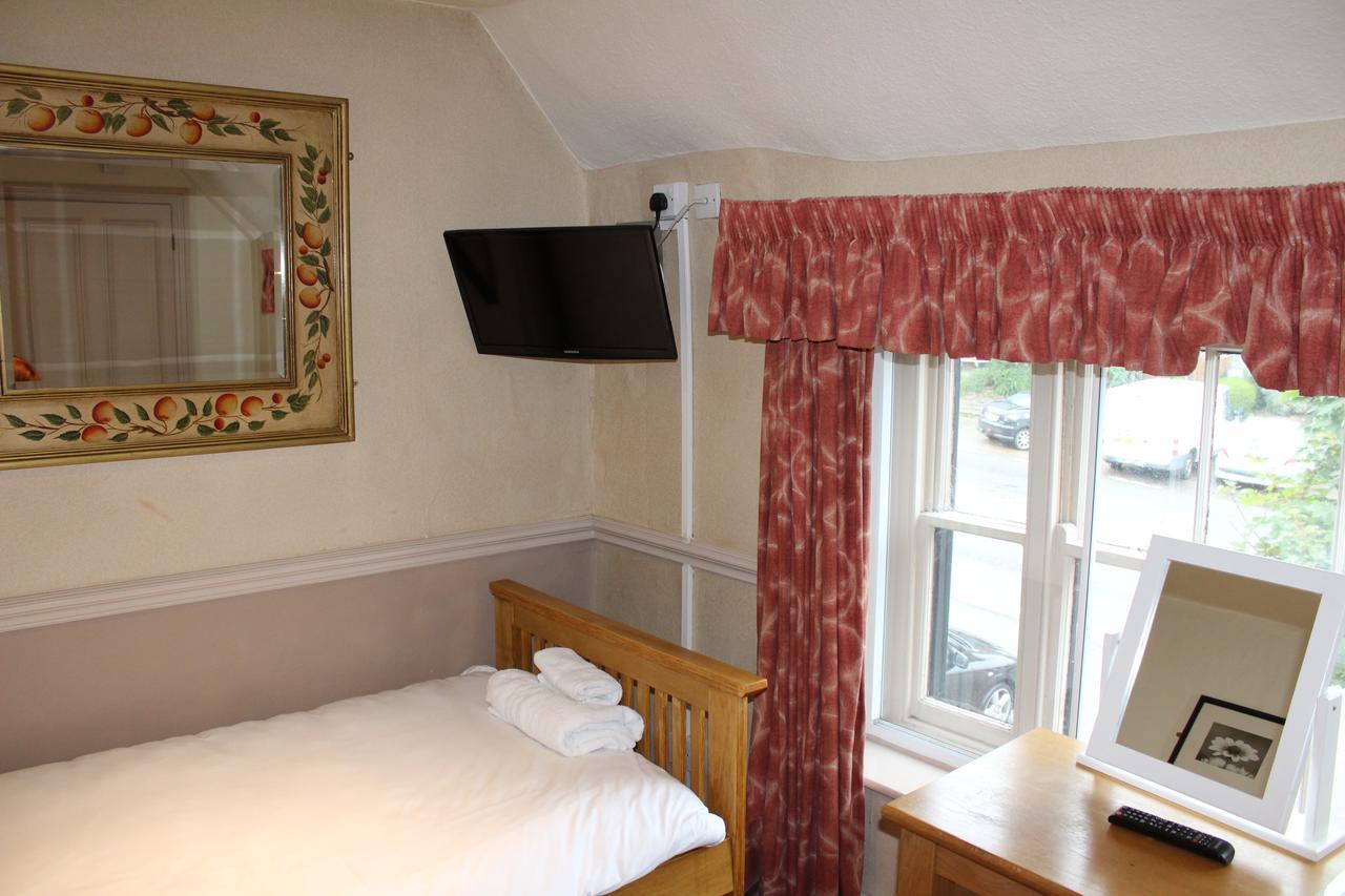 Whyte Harte Hotel Redhill  Exterior photo