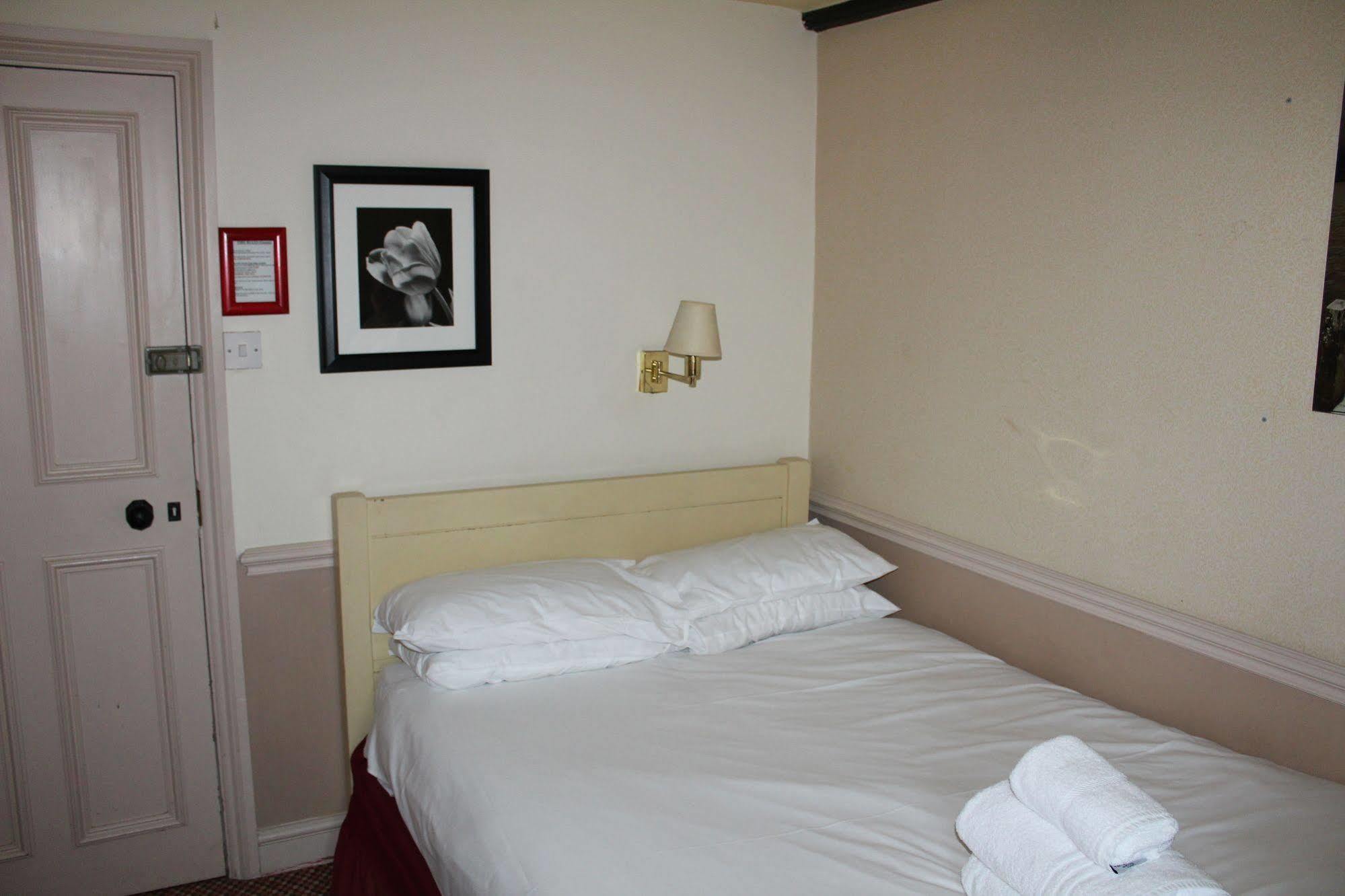 Whyte Harte Hotel Redhill  Exterior photo
