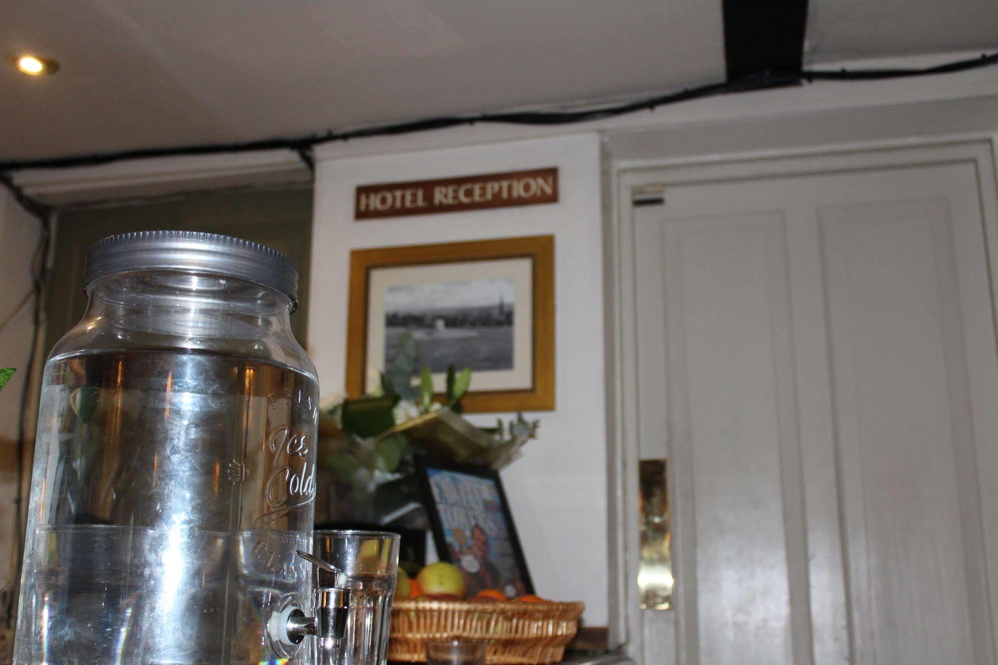 Whyte Harte Hotel Redhill  Exterior photo